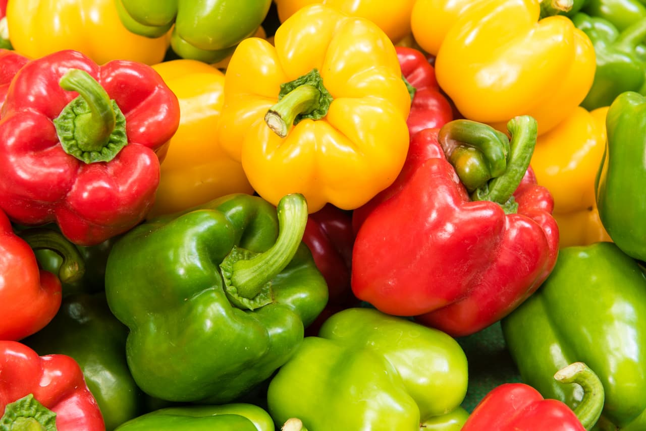<b>Puesto 10. Pimentones y pimientos picantes.</b>
<br>
<br>Según EGW, estos productos “contienen niveles preocupantes de acefato y clorpirifos, insecticidas que pueden dañar el cerebro en desarrollo de los niños”. El informe explica que el uso de estos pesticidas está prohibido en algunos cultivos en EEUU, y en todos en la Unión Europea. 
<br>
<br>“En 2017, la Agencia de Protección Ambiental clasifica (EPA), bajo la administración Trump, rechazó una propuesta de prohibición del clorpirifos, lo que le permitió permanecer en el mercado y, posteriormente, en los alimentos”, agrega el informe.
<br>