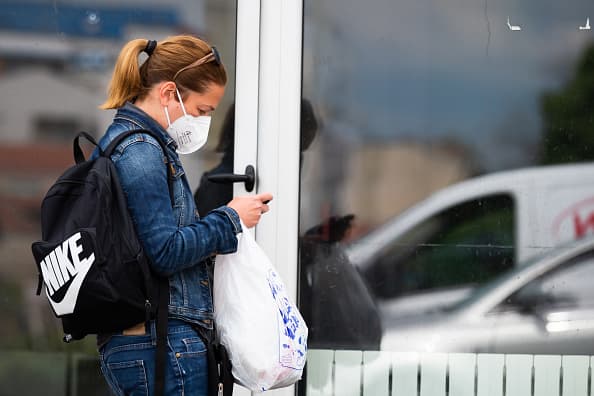 Las medidas de reapertura exhortan a que las personas utilicen ropa que les cubra la boca y nariz al ingresar a un gimnasio o centro de ejercicio. Entre sus recomendaciones está el usar máscaras faciales si está dentro de las posibilidades de cada individuo. No obstante, exhortan a que usen mascarillas no quirúrgicas.