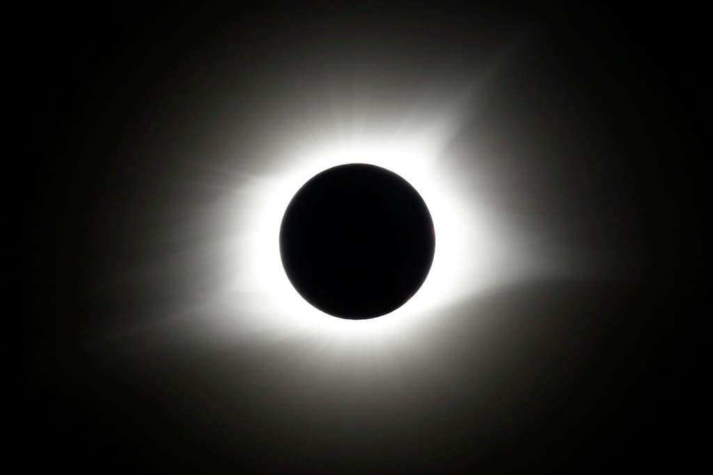 En Arizona, el fenómeno podrá ser visible en su totalidad solamente en la parte más septentrional del Condado Apache, es decir, en la punta noreste del estado, cerca de Four Corners Monument, durante un breve lapso 
<b>alrededor de las 9:35 de la mañana </b>(MDT), para después adentrarse hacia Nuevo México.