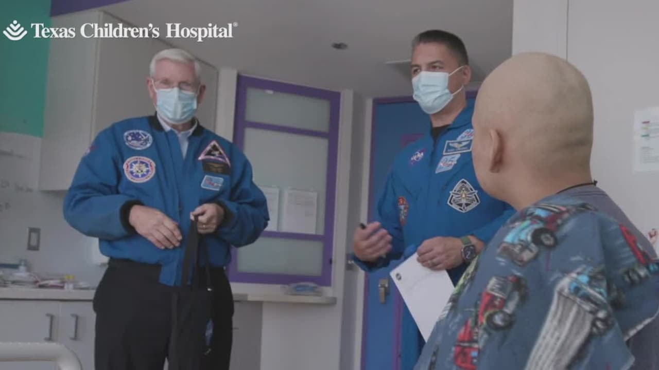 Astronautas de la NASA visitaron el Hospital Infantil de Texas en Houston para compartir experiencias y alegría con los pacientes. El astronauta Kjell Lindgren y el director del Centro Espacial Johnson, Mike Coats, dedicaron tiempo especial a los niños del área de oncología, inspirándolos con sus proyectos espaciales.