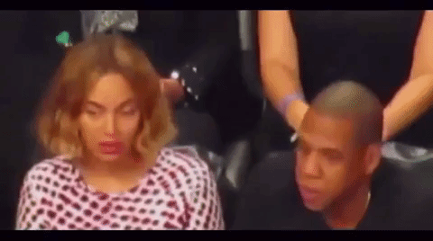 Al percartarse de que las cámaras los estaban observando, Queen B y Jay Z terminaron su discusión, aunque a ninguno de los dos se les quitó la cara de disgusto.
