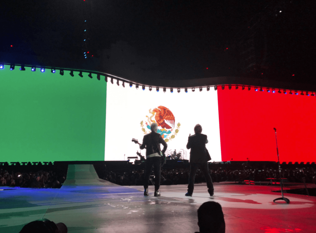 Para los que la camisa no fue suficiente, el tricolor mexicano se desplegó en la impresionante pantalla que ha acompañado a Bono a lo largo de la gira.