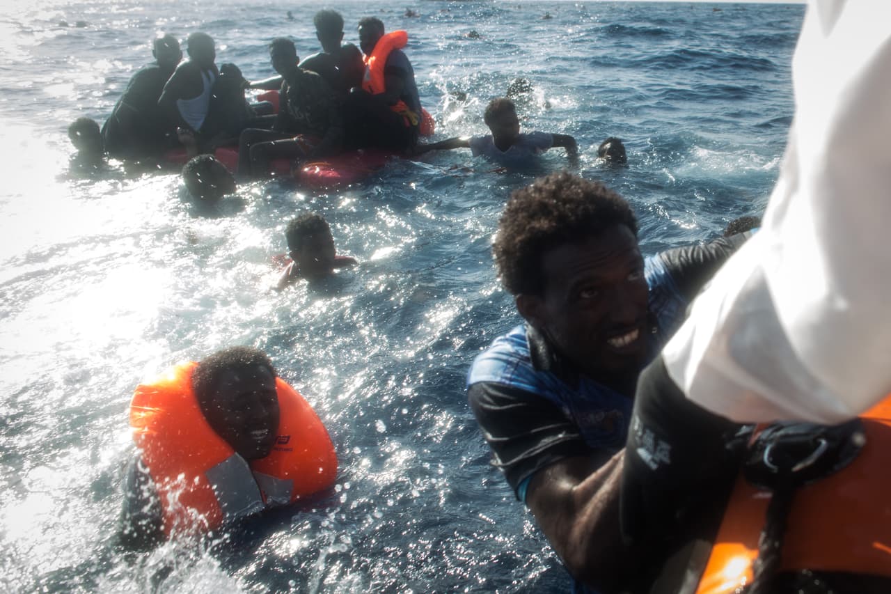 <b>La frontera más transitada y peligrosa del mundo.</b> En 2017 más de 160,000 personas se arriesgaron a cruzar el Mediterráneo y cerca de 3,000 se ahogaron en el intento. El 53% de los refugiados de todo el mundo proviene de sólo tres países: Somalia, Afganistán y Siria, quienes atraviesan el peligroso mar en débiles balsas para poder llegar a Europa. 
<b><a href="https://www.univision.com/noticias/inmigracion/en-fotos-asi-es-cruzar-la-frontera-mas-peligrosa-del-mundo-fotos">Un grupo de migrantes intentan aferrarse a una pequeña balsa de rescate</a></b>, luego de que su bote de madera naufragara el 24 de mayo de 2017 cerca de Italia.