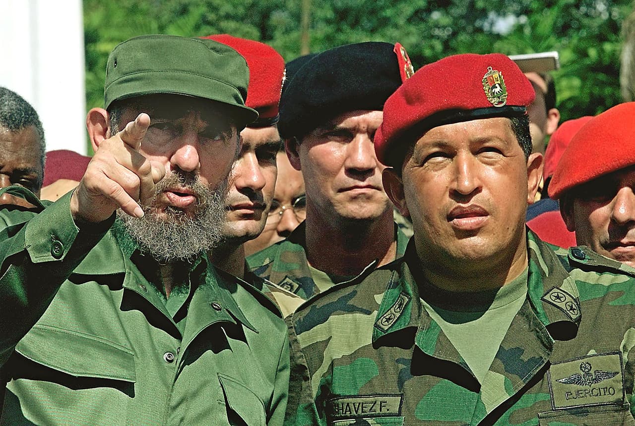 Fidel Castro (i) y Hugo Chávez (d), en una imagen de archivo, durante una visita al soldado desconocido en Campo Carabobo, Valencia, Venezuela, el 29 de octubre del año 2000.