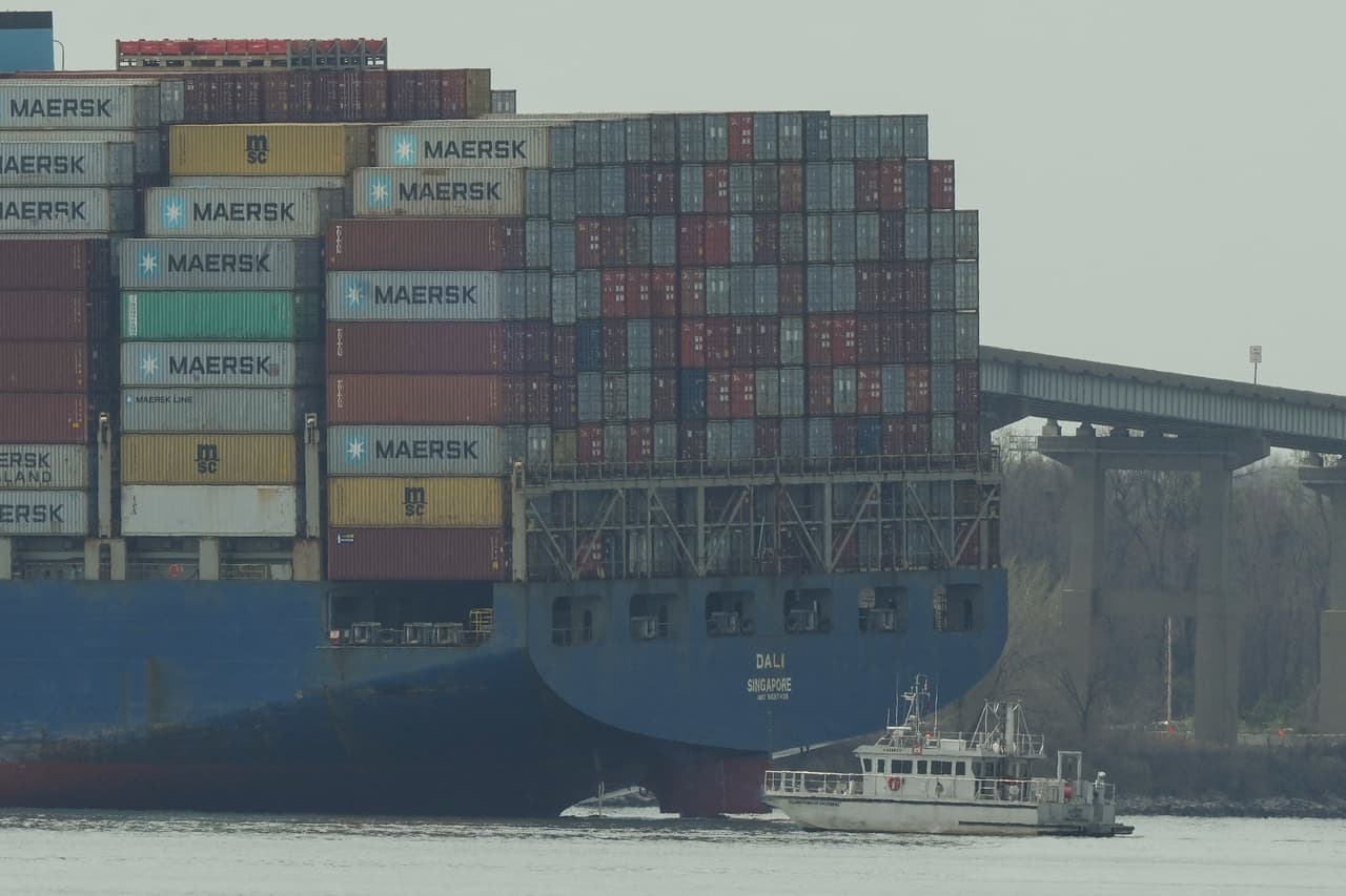 Poco a poco comenzaba a fluir la información. Nos enterábamos que el barco que impactó la estructura del puente se denominaba Dali.