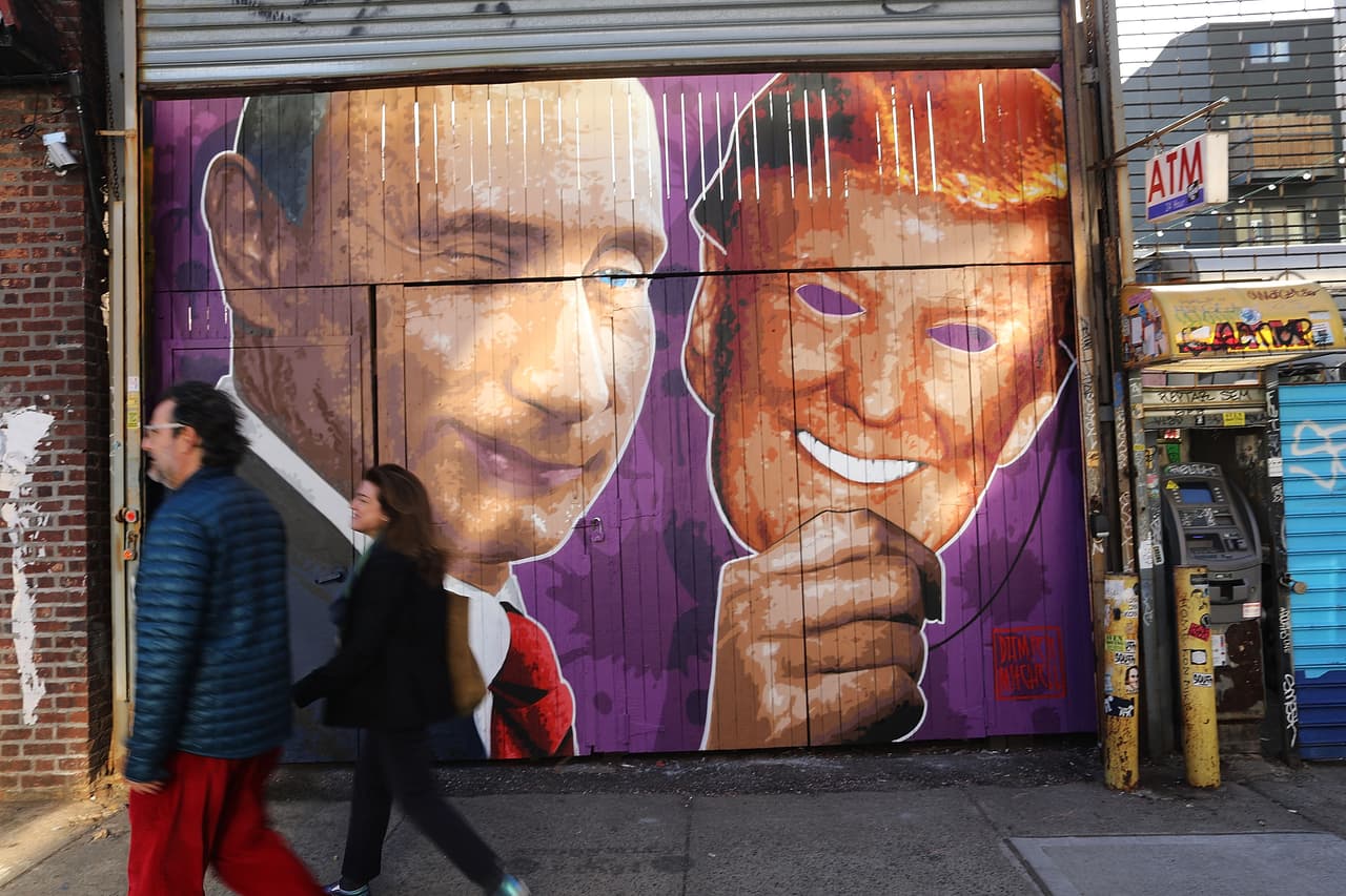 BROOKLYN, NUEVA YORK.- 
<b>Detrás de la máscara. </b>Putin usa una máscara de Trump en un mural pintado por Damien Mitchell. La obra está en Williamsburg y se ha convertido en una atracción que la gente fotografía y se toma selfies.