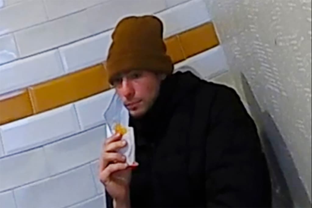 La Policía Estatal de Pensilvania difundió esta imagen que lo muestra comiendo en el McDonald's de Altoona. Al quitarse el cubrebocas, 
<b><a href="https://www.univision.com/local/philadelphia-wuvp/luigi-mangione-cuando-podria-recibir-recompensa-empleado-mcdonalds-pistas" target="_blank">un cliente lo identificó y avisó a un trabajador del restaurate de comida rápida</a></b>, que a su vez, llamó a las autoridades.
