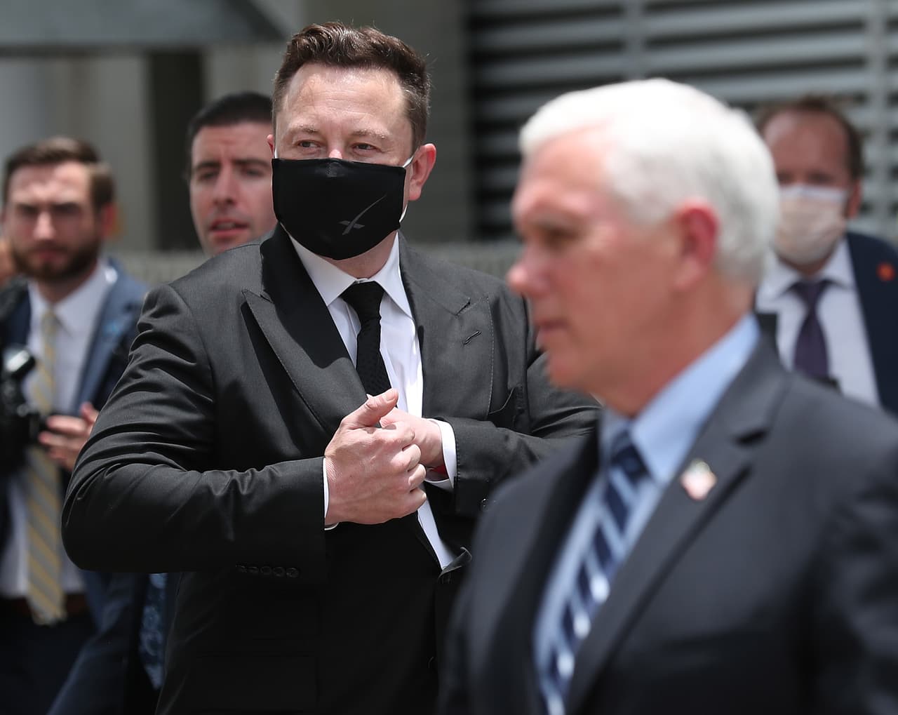 El fundador y CEO de SpaceX, Elon Musk, junto al vicepresidente Mike Pence, después de la salida de Hurley y Behnken hacia el complejo de lanzamiento. Este vuelo será la primera misión tripulada desde el final del programa del Transbordador espacial, en 2011.
<br>
