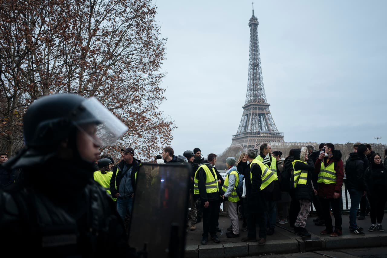 La Torre Eiffel sigue allí tal como la creara su diseñador y como fuera completada el 31 de marzo de 1889. Desde entonces, ha sido testigo de toda la historia transcurrida en París, incluso de sus momentos tensos. En esta imagen se ve la protesta de los chalecos amarillos, movimiento que desde 2018 comenzó a protestar contra un impuesto al carbono, pero que ahora demanda mejoras para las clases medias y bajas. 
<br>