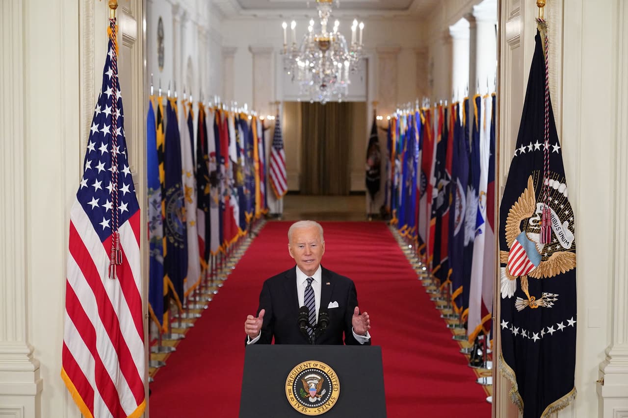 <b>El aniversario de la pandemia: “Hemos perdido mucho”.</b>
<br>
<br>El 11 de marzo Biden pronunció su primer mensaje a la nación por el aniversario de las restricciones en el país por el covid-19. En ese discurso 
<a href="https://www.univision.com/noticias/politica/primer-mensaje-en-horario-estelar-de-joe-biden-fotos-fotos"><u>explicó las claves de su estrategia para combatir la pandemia</u></a>.