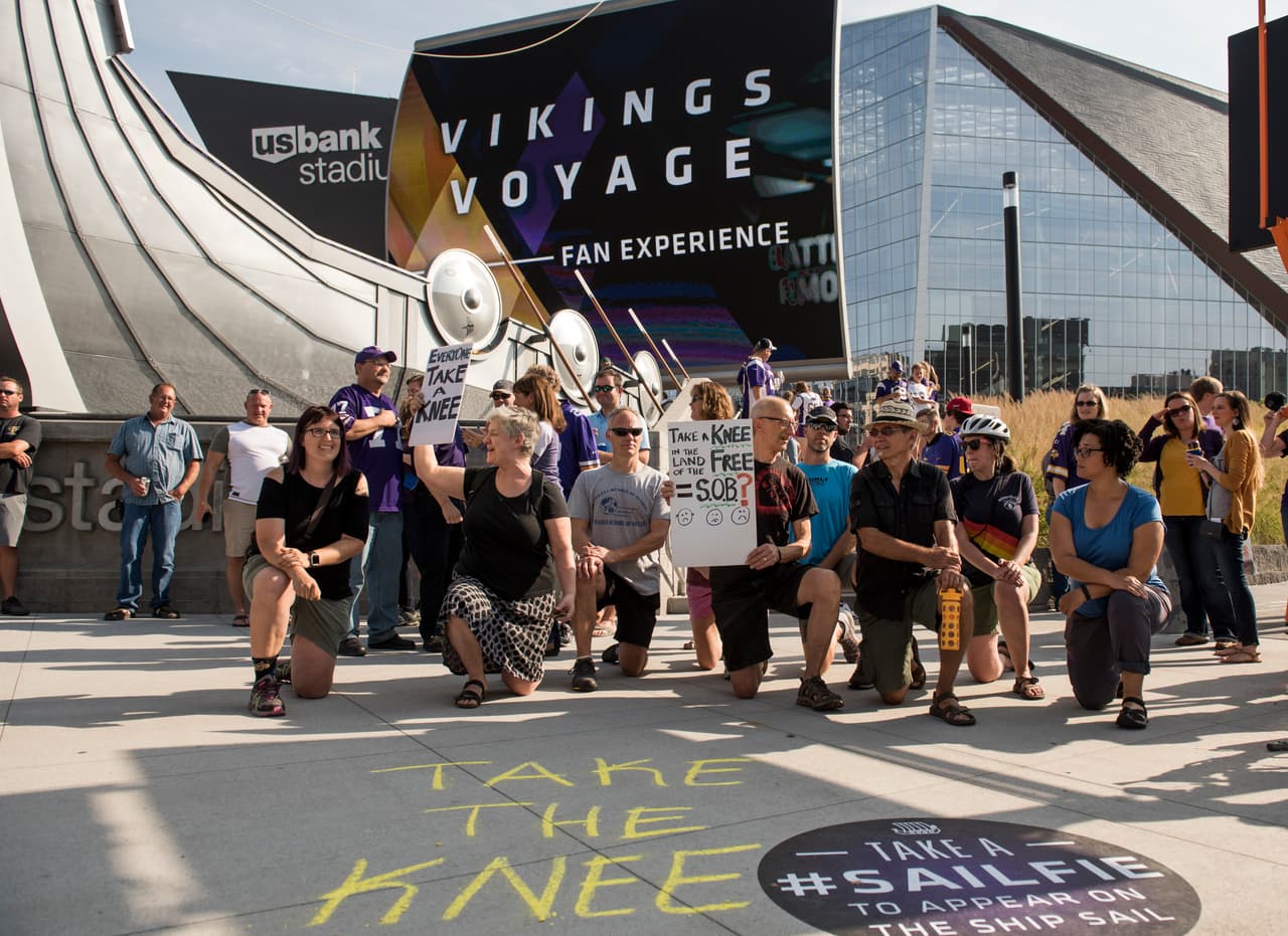 Algunos fanáticos protestaron afuera del estadio de los Vickings de Minnesota.
<br>