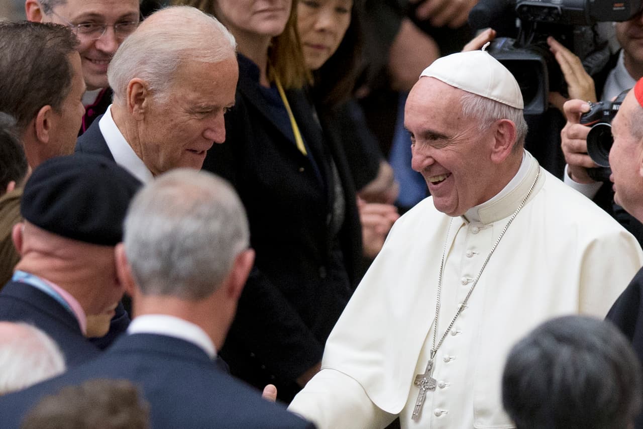<b>Francisco y Joe Biden (vicepresidente)</b>
<br>
<br>Biden tiene una relación positiva con el actual pontífice, según un reporte de la agencia AP. Cuando era vicepresidente asistió a la toma de posesión de Francisco como papa en 2013. Se habían conocido durante la visita a Estados Unidos del pontífice en 2015 y tuvieron una reunión privada en la que el papa oró junto a su familia después de la muerte de Beau Biden, el hijo del mandatario. 
<br>
<br>En 2016 se volvieron a encontrar (en la foto), cuando Biden habló sobre la atención del cáncer en una conferencia sobre medicina regenerativa en el Vaticano (en la fotografía).
<br>
