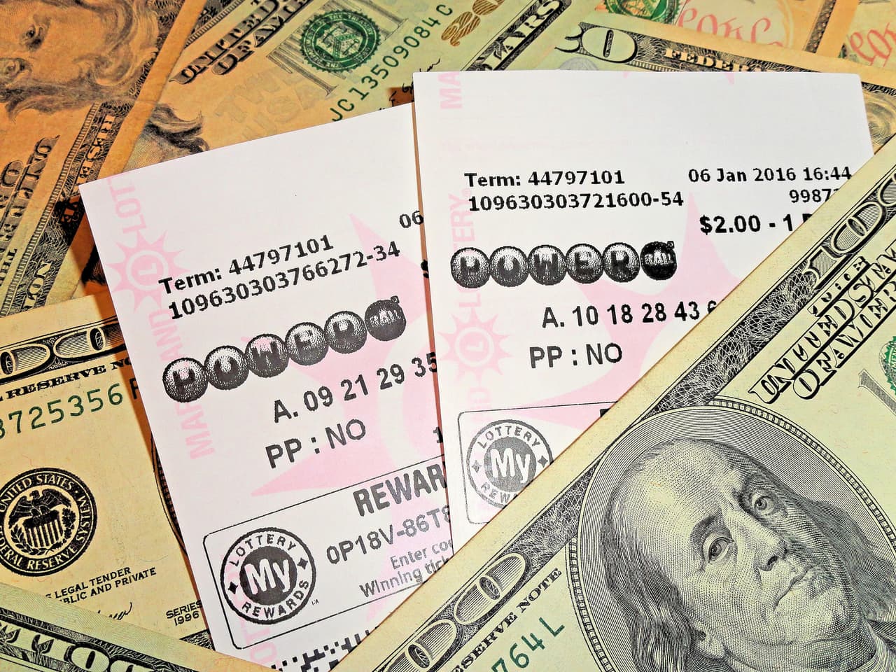 El 
<a href="https://www.univision.com/noticias/estados-unidos/efectivo-anualidad-powerball-que-es-mejor">sorteo de Powerball</a> del próximo sábado 5 de noviembre tiene un premio de 1,500 millones de dólares, el tercero más grande en la historia de Estados Unidos. No obstante, la cantidad que se podría llevar el ganador varía por los impuestos. El gobierno federal se lleva entre un 24% y un 37% del total y la cantidad de impuestos estatales varía según el sitio.
