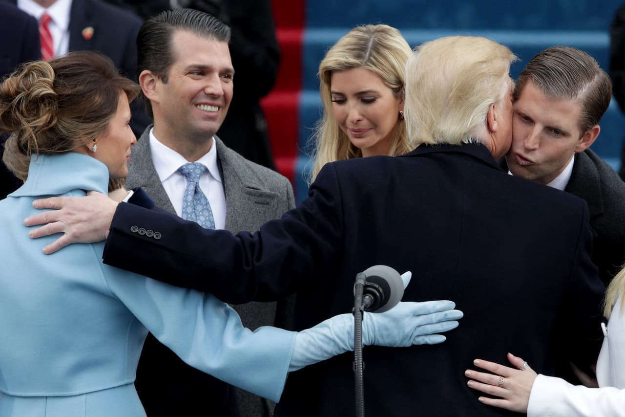 Así, los cinco hijos, Ivanka, Tiffany, Barron, Eric y Donald, que estuvieron muy de cerca en toda su campaña presidencial, se unieron en un emotivo abrazo en torno a su padre Donald Trump el nuevo presidente de los Estados Unidos.