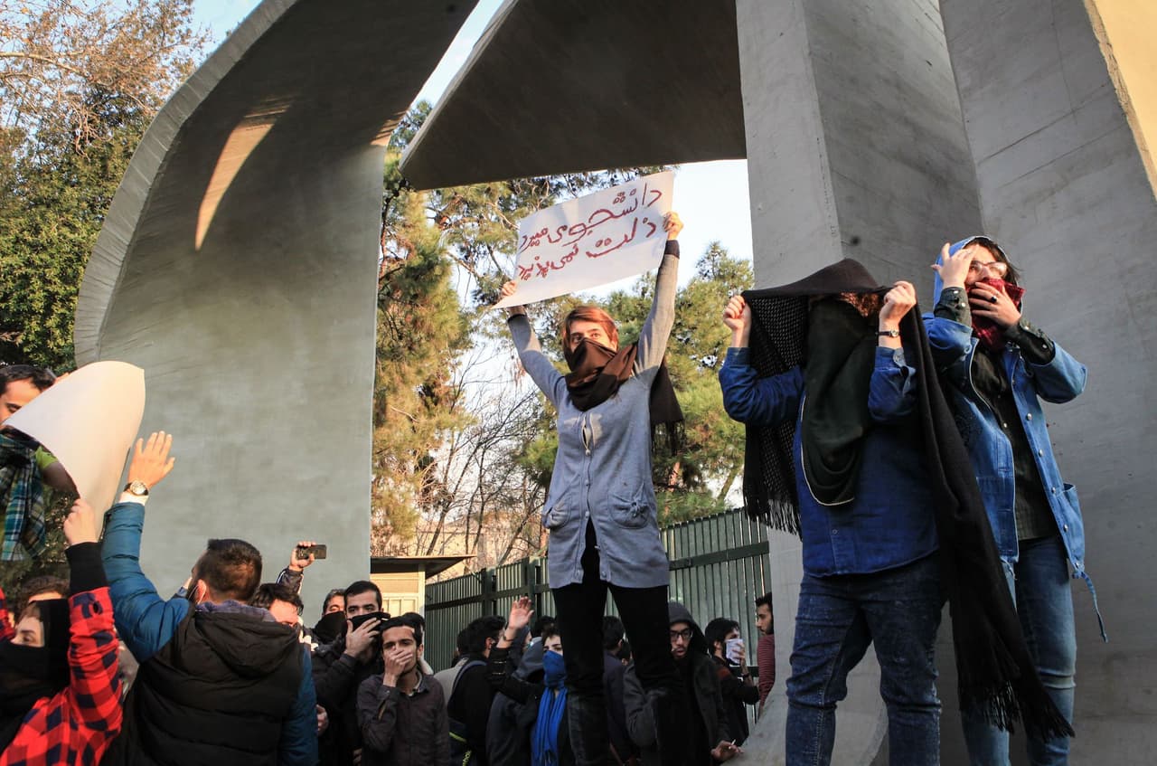 Los manifestantes en Teherán que corearon lemas el sábado contra altos funcionarios del gobierno también hicieron otras declaraciones políticas, según la agencia semioficial de noticias Fars. Cientos de estudiantes y otras personas se unieron a una nueva protesta contra la crisis económica en la Universidad de Teherán.