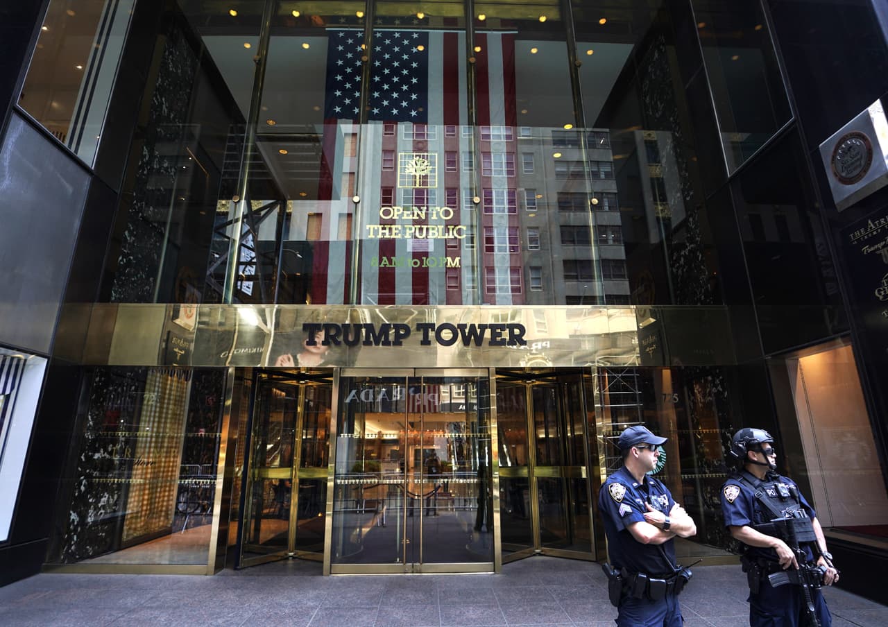 Un alto funcionario de la policía de Nueva York dijo, en parte, "Desde ahora hasta la inauguración tendremos una fuerte presencia en los lugares afiliados a Trump".