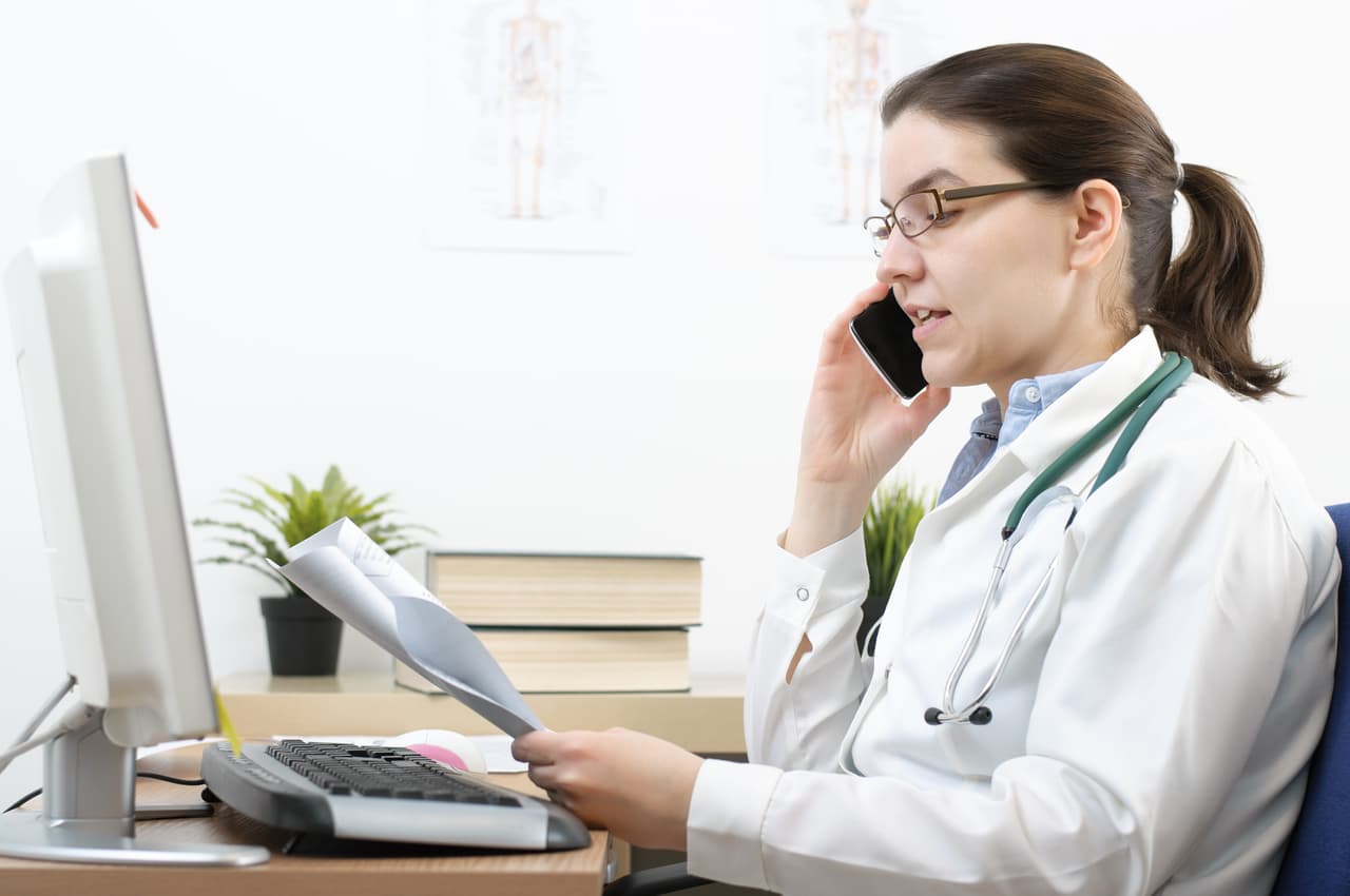 <b>Si tiene una cita médica llame con anticipación:</b> debe advertir que tiene o puede tener covid-19. Esto ayudará a que el proveedor de atención médica a que tome medidas para evitar que otras personas se infecten o se expongan. 
<a href="https://www.univision.com/noticias/salud/las-razones-del-nombre-del-coronavirus-7-impresionantes-imagenes-que-te-lo-explican-fotos">Vea aquí las impresionantes imágenes que explican el origen del nombre "coronavirus" </a>
<br>