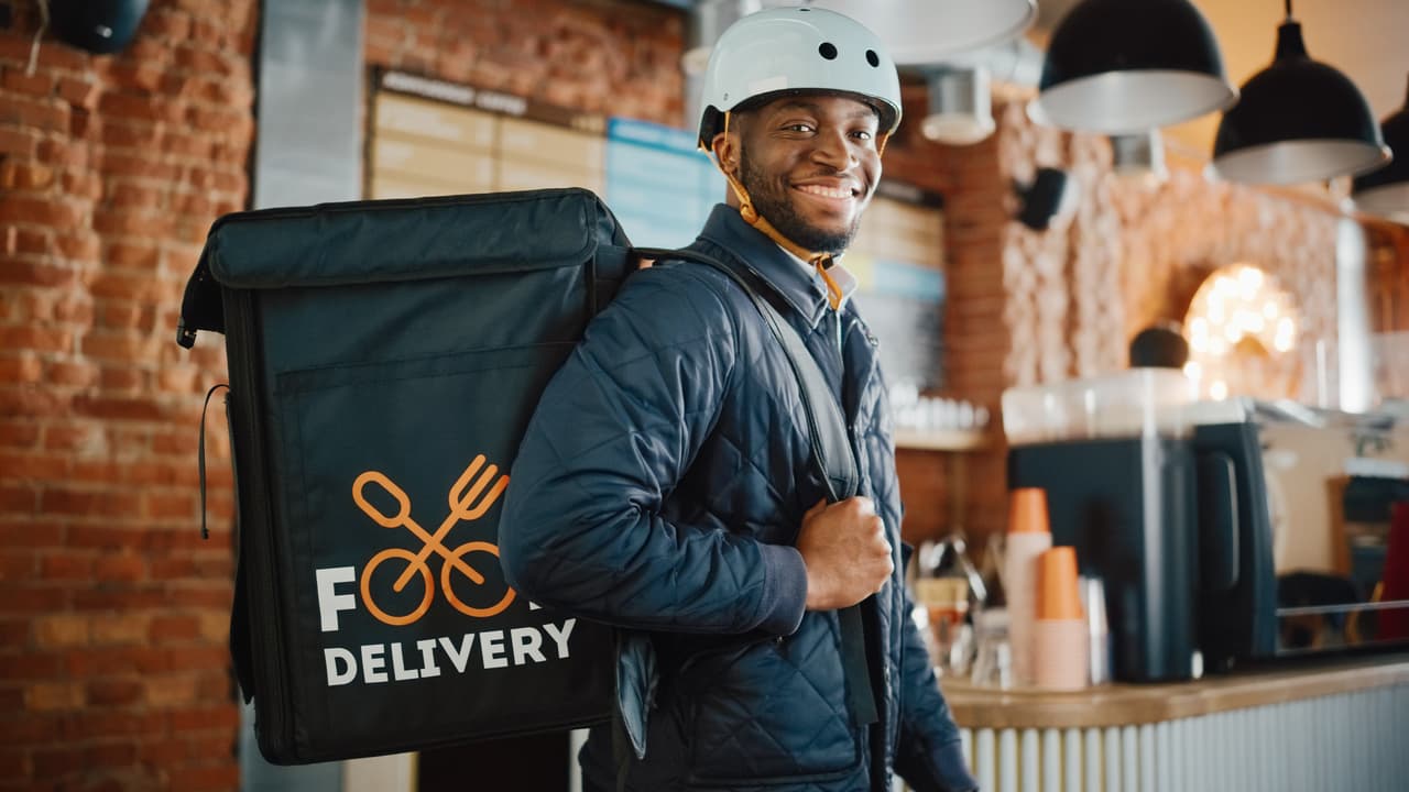 <h3 class="cms-H3-H3">16. Conviértase en un repartidor </h3>
<br>
<br>Un repartidor de Uber Eats gana un promedio de $62,339 al año. Usted puede poner sus propios horarios y trabajar las jornadas que así lo desee. También puede hacerlo para Amazon Flex. Los repartidores ganan entre $18 y $25 por hora, dependiendo de la ciudad donde esté y sus propinas. 
<br>