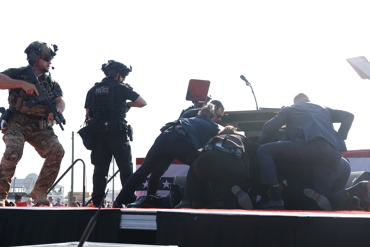 Después de que sacaron a Donald Trump del escenario, 
<b>personal de seguridad fuertemente armado subió a la tarima</b>.
