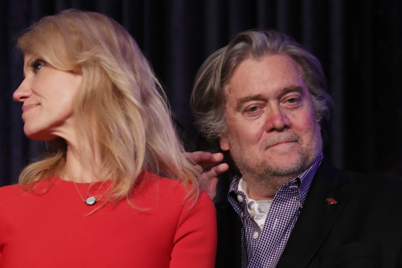 Bannon, de 62 años, se unió a la campaña de Donald Trump como CEO a mediados de agosto, al mismo tiempo que 
<b>Kellyanne Conway </b>fue nombrada jefa de campaña y unas horas después de la dimisión de 
<b>Paul Manafort</b> por sus conflictos de intereses. (Getty Images)