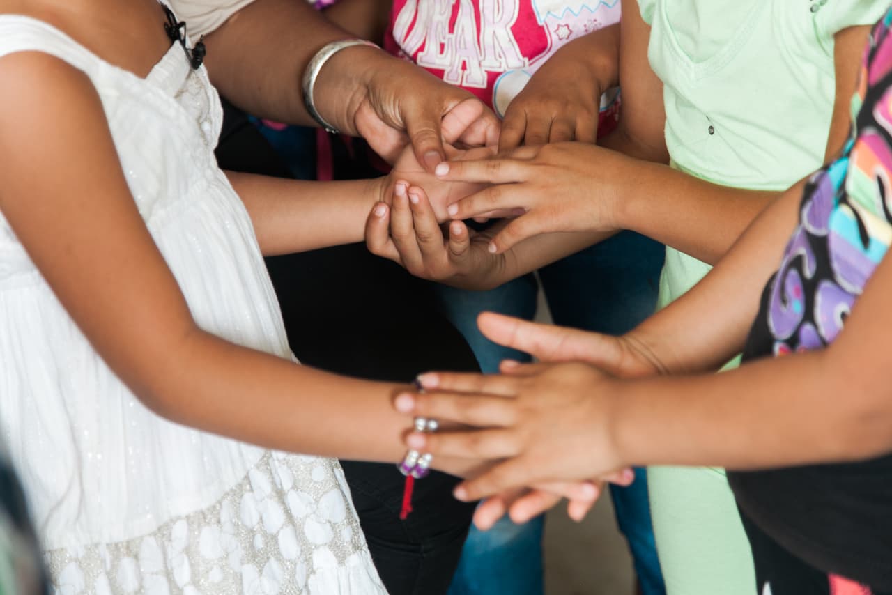 Adayanci es una de las más de 2,500 menores que fueron separados de sus padres en la frontera como parte de la 'política de tolerancia cero' de Donald Trump. La reunificación de la niña con su familia se aceleró después de que una psicóloga le diagnosticara con "estrés postraumático agudo" como consecuencia de la separación.