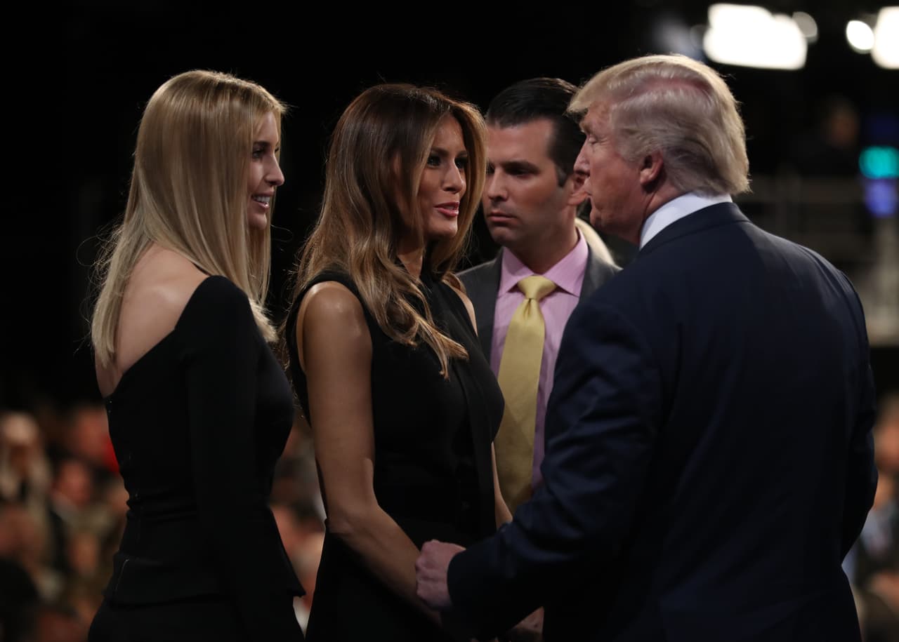 Ivanka Trump, de 35 años, ha mantenido un nivel de autoridad en los negocios familiares que su padre no le ha otorgado a ninguna de sus esposas o de sus otros hijos. "Creo que su padre de verdad la escucha, y cuando digo que lo hace, quiero decir que su padre la respeta mucho y no solo porque sea su hija", 
<b><a href="http://www.theweek.co.uk/us-election-2016/73022/ivanka-trump-who-is-donald-trumps-daughter-and-proxy-wife">ha dicho a los medios Carl Icahn un amigo cercano de la familia Trump.</a></b>
<br>