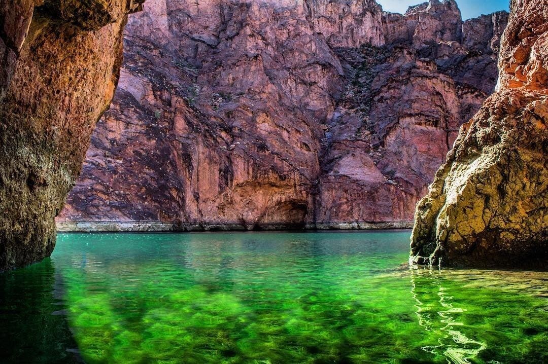 <b>La Cueva Esmeralda</b>
<br>Arizona está llena de maravillas naturales, pero hay una poco conocida a la que solo se puede llegar en kayak: Conoce la Cueva Esmeralda y sus espectaculares aguas.