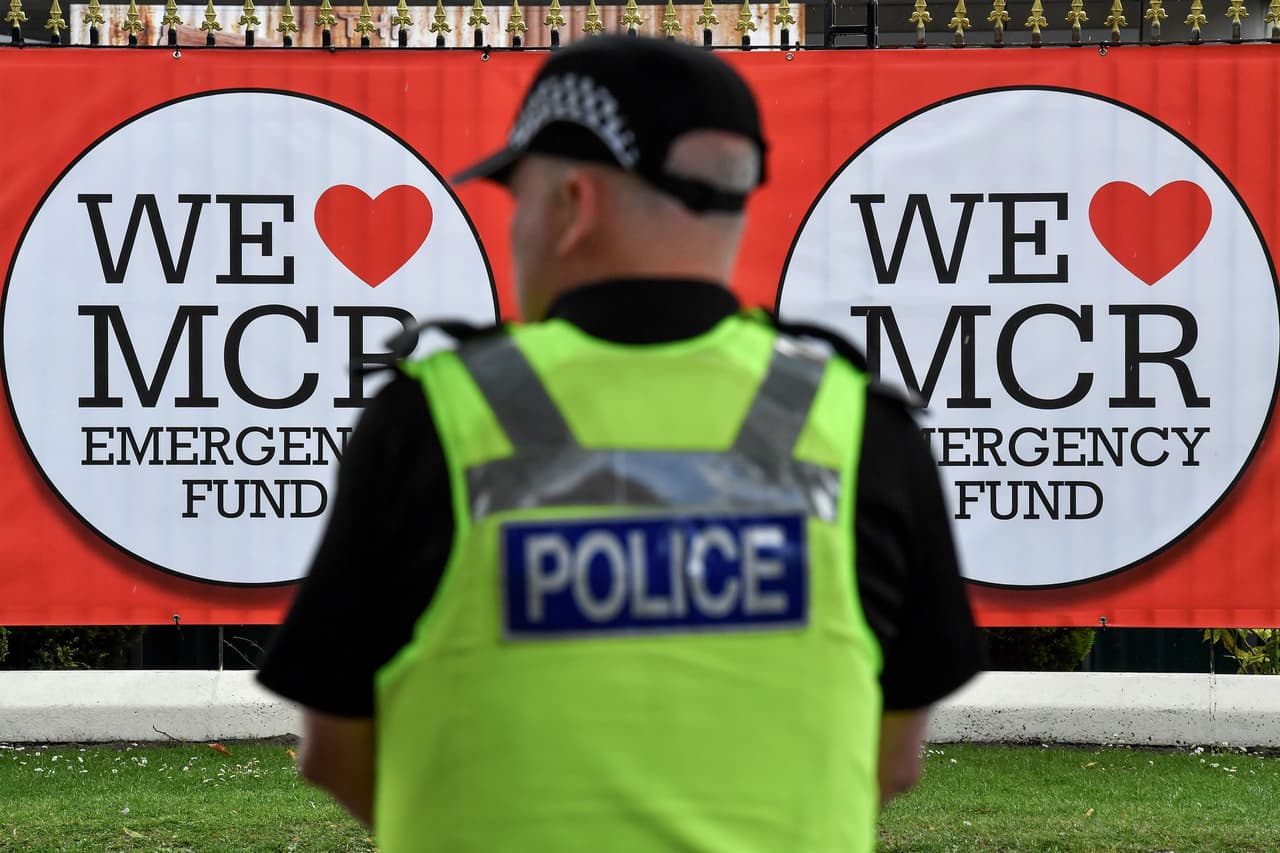 El concierto se dio entre un fuerte dispositivo de seguridad alrededor del estadio Emirates Old Trafford.