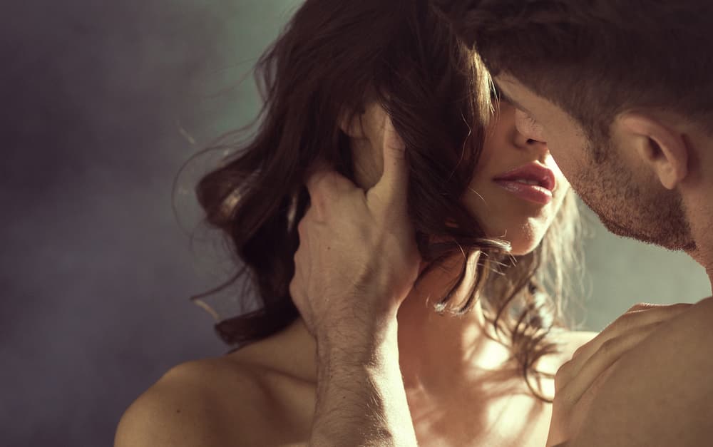Con la intensidad, sensualidad y profundidad que tienes dentro de ti para desarmarlo totalmente y ayudarle a abrir su corazón y expresar sus más íntimos sentimientos. ¡No hay quien pueda resistir la famosa mirada escorpiónida que parece desnudar el Ser interno!