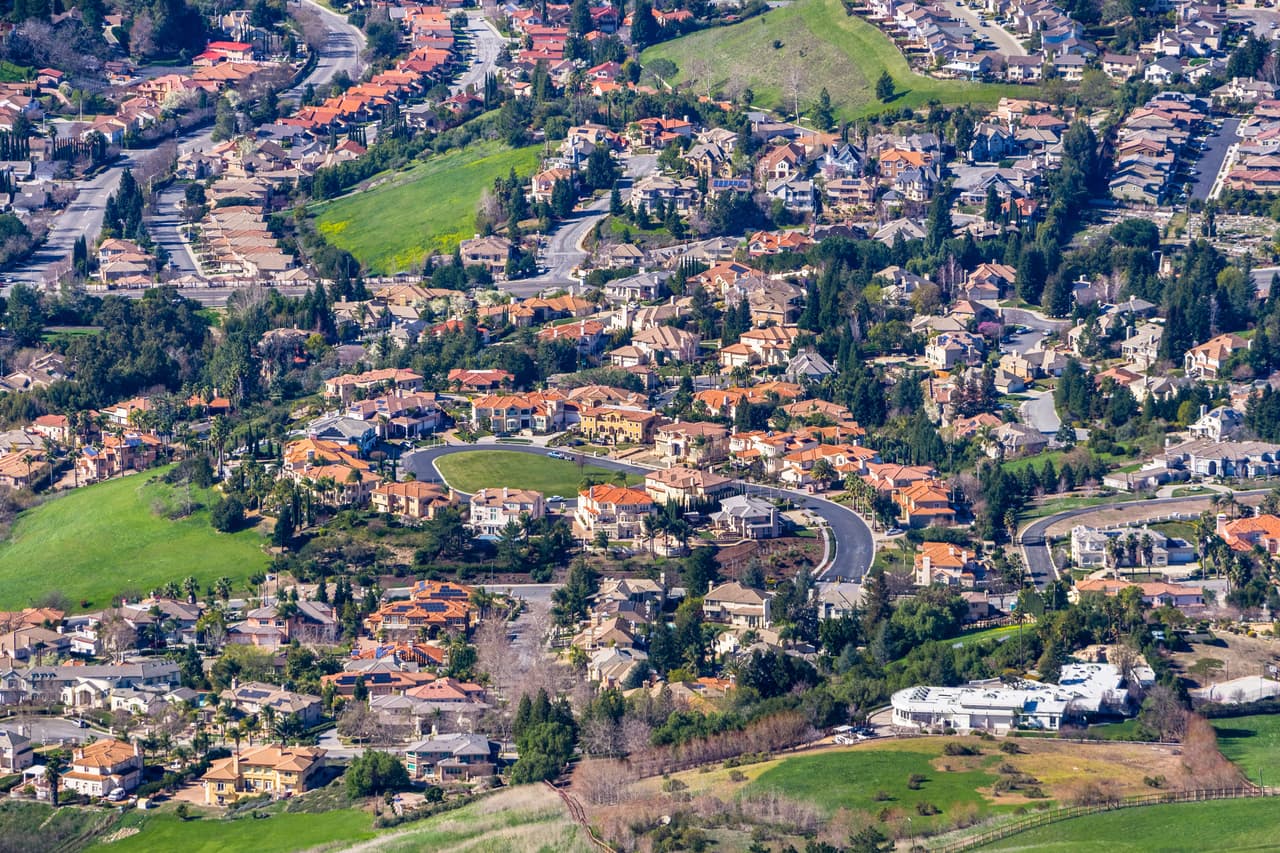<b>4. Fremont, CA</b>
<br>
<br>Ocupa el tercer lugar tanto por su alto porcentaje de personas que ganan $100.000 o más (55.4 %) como por su bajo costo de vida en relación con los ingresos (32.17 %). La ciudad también ocupa el segundo lugar en el porcentaje de adultos que viven por debajo del nivel de pobreza (4.9%)