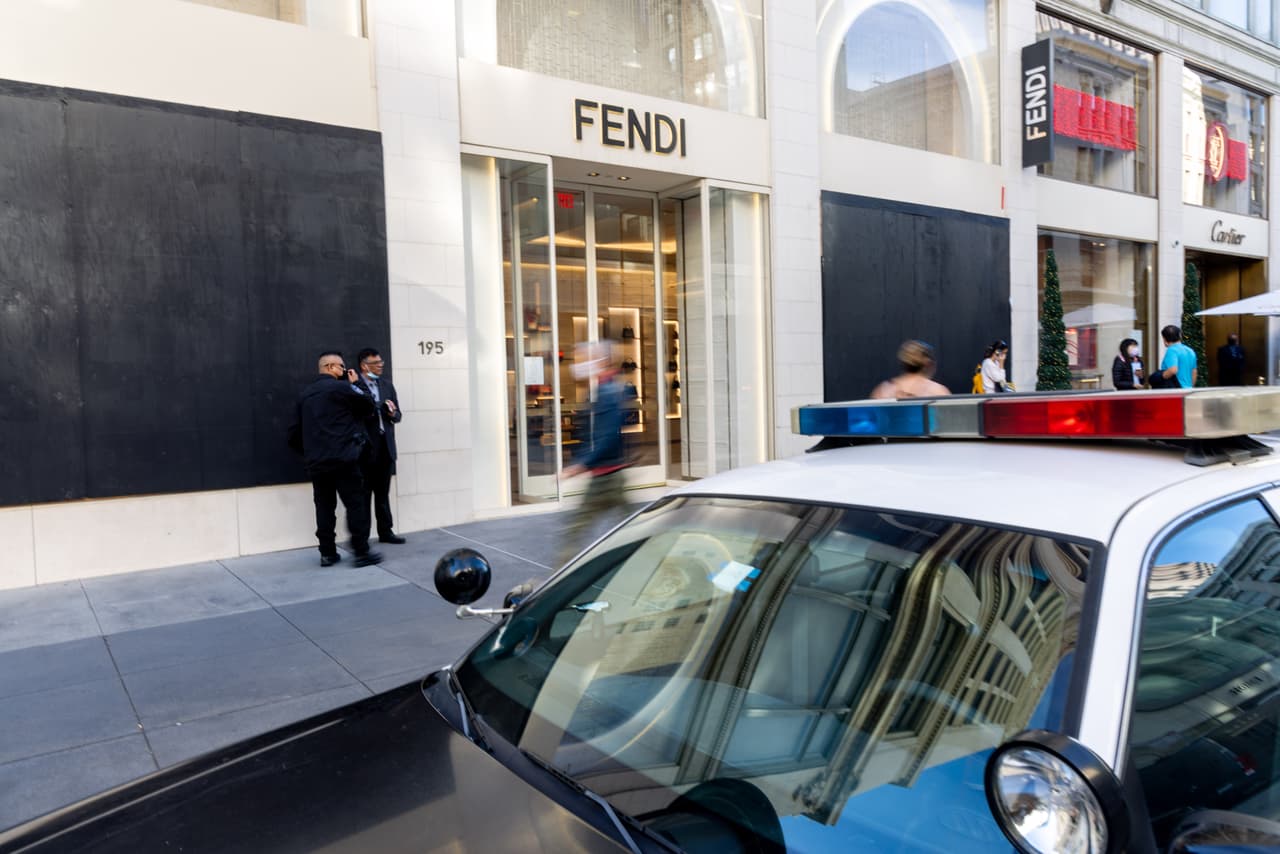 Donde antes había vitrinas llamativas e iluminadas con motivos navideños, destacando artículos y ropa de diseñador, ahora hay tablones que cubren las fachadas de tiendas como Fendi y Louis Vuitton, 
<a href="https://www.univision.com/local/san-francisco-kdtv/asaltan-tienda-sneakers-santa-clara">entre muchas otras</a>, con el objetivo de evitar los robos.