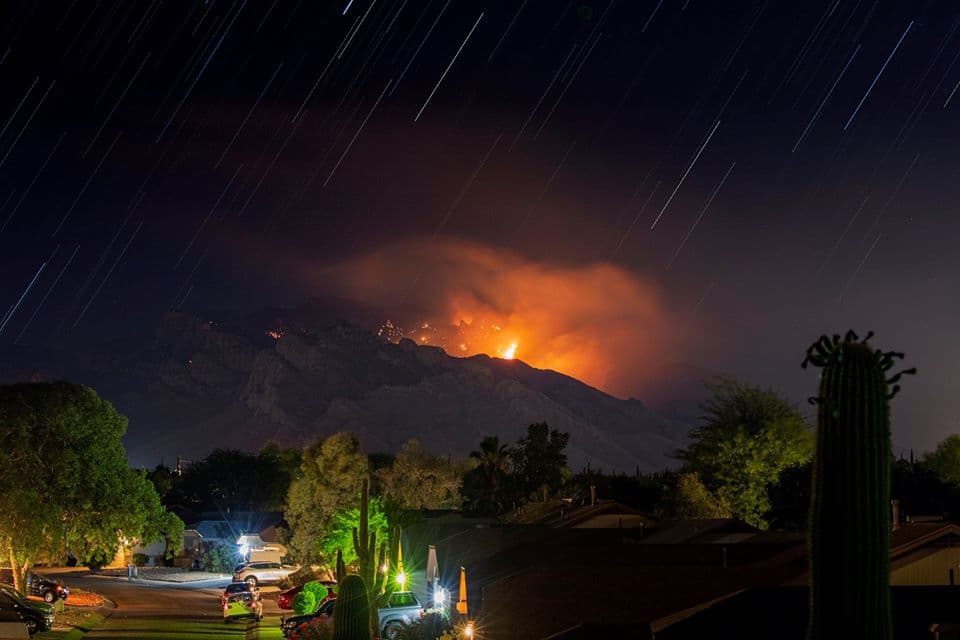 Las autoridades dijeron que el incendio Bighorn es muy complejo porque las temperaturas que este domingo alcanzan los 100 grados F en el sur de Arizona y el terreno hace más difícil la lucha de los bomberos.