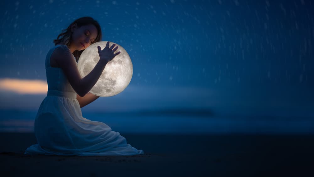 <h3 class="cms-H3-H3">¿Cómo preparar el agua de Luna llena?</h3>
<br>Lo primero que tienes que hacer es checar el calendario lunar y ver cuándo será la próxima luna llena, una vez que tengas esta información puedes comenzar a preparar todo lo necesario para hacerla.
<br>