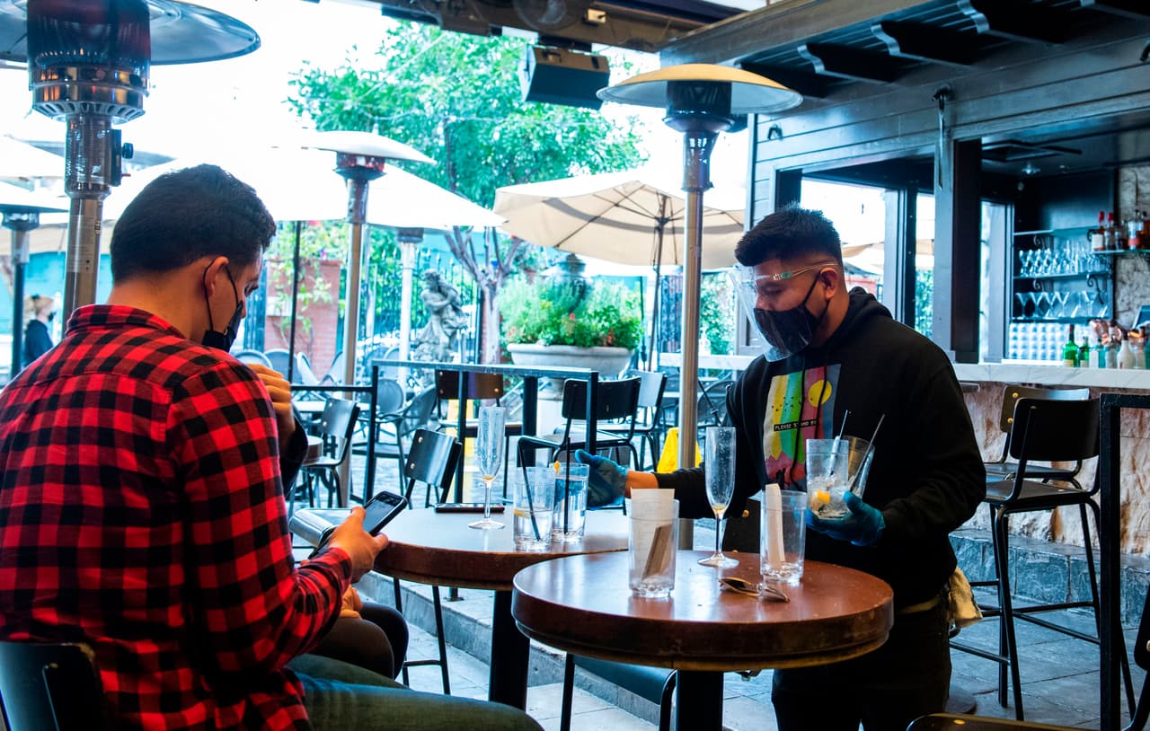 Bares en Los Ángeles pedirán soporte de vacunación contra el coronavirus a sus clientes
