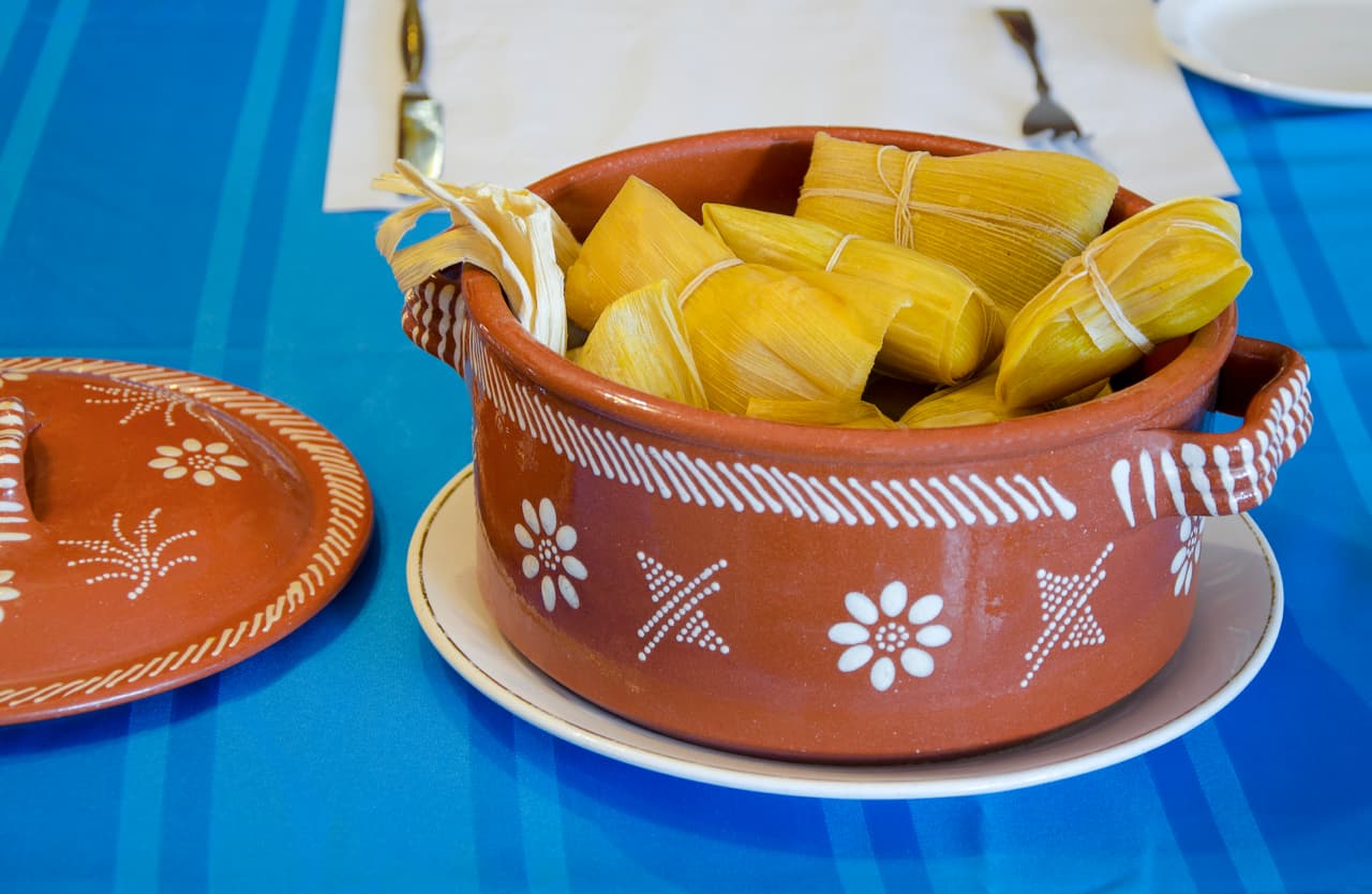 Existe la creencia que un inicio los tamales también se hacían con fresas naturales y pasas lo que resultaba en el color rosado que hoy conocemos como los tamales de dulce.