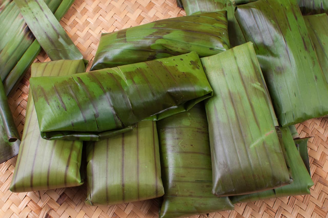 De ahí nació la idea de envolver la comida en una forma muy primitiva utilizando la mano humana como plato en un principio y después se utilizaron hojas de la naturaleza. Justo como los tamales.