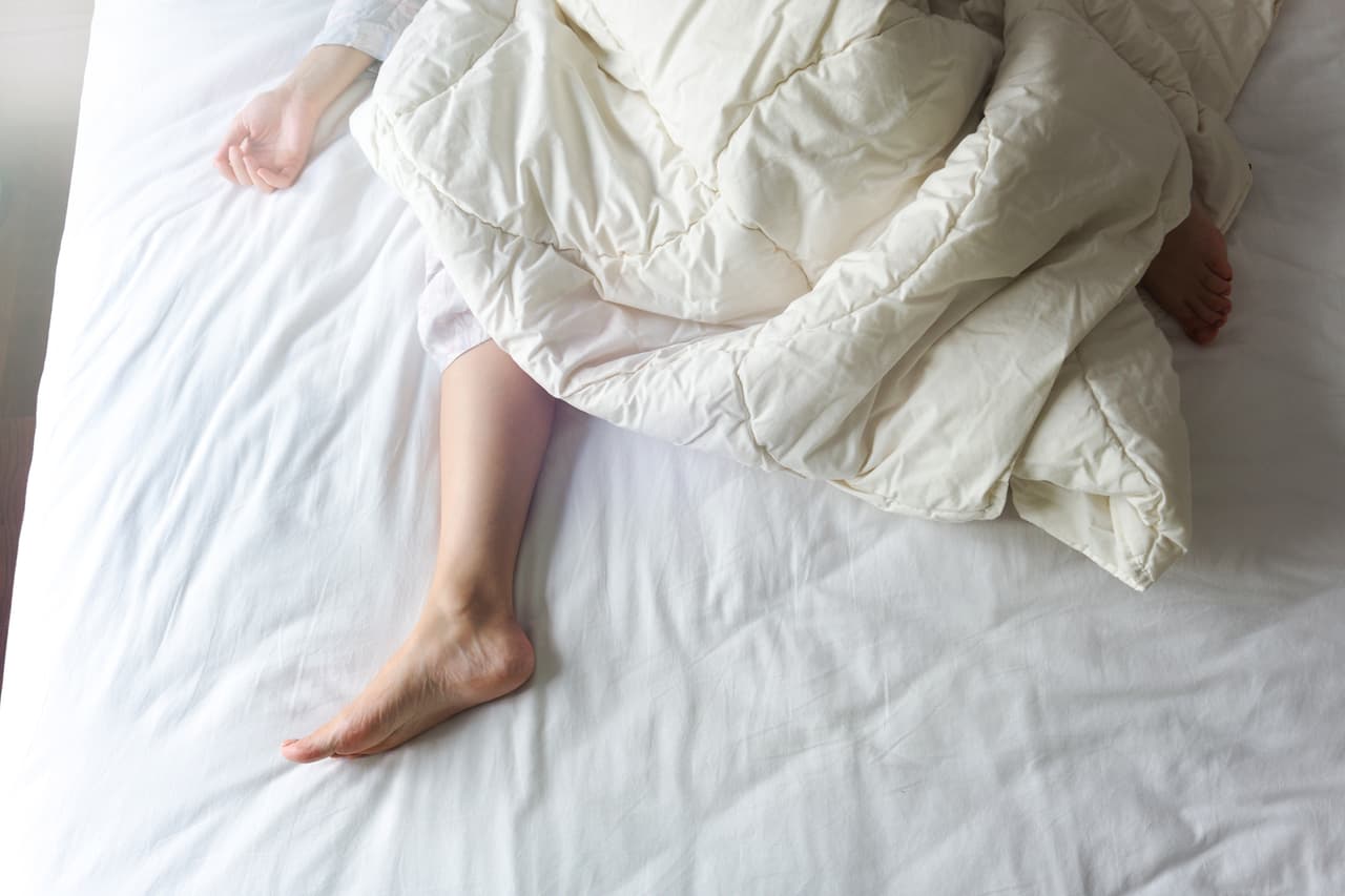 <b>Actualiza tu cama y cobijas para el clima frío</b>
<br>
<br>En el caso de tu dormitorio, considera cambiar tus cobijas. En lugar de poner varias mantas, empieza con una buena funda de colchón de lana o de plumón que proporcione aislamiento. También puedes comprar un juego de sábanas de franela o microfibra. Los edredones de plumón también son muy cálidos.