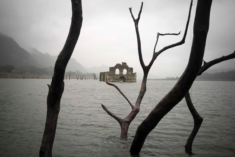 El templo, construido por los frailes dominicos en la región habitada por el pueblo zoque, fue sumergido en 1966