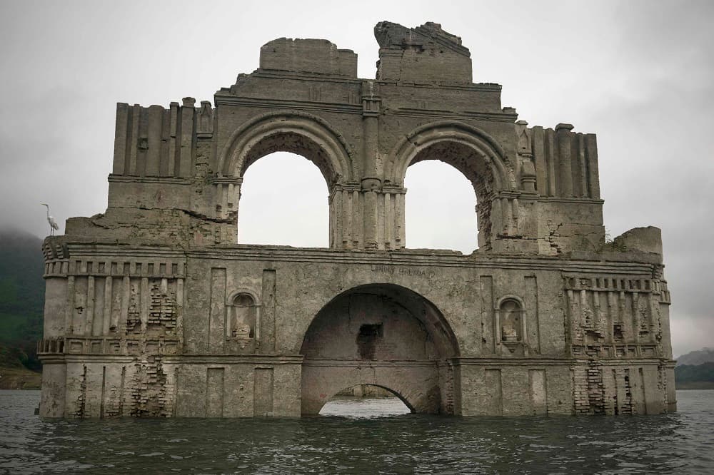 Es la segunda vez que ocurre esto. En 2002 el agua bajó tanto su nivel que podía caminarse incluso en el interior de la iglesia.