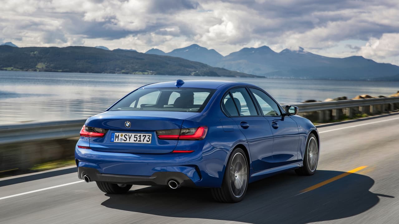 El nuevo BMW Serie-3 
<b>es más grande</b> que el vehículo que reemplaza. Con mayor exactitud es 2.9 pulgadas más largo, 0.6 pulgadas más ancho y 0.5 más alto que el Serie-3 actual. la distancia entre sus ejes creció en 1.6 pulgadas. Sin embargo a pesar de haber crecido en todas sus dimensiones el nuevo BMW Serie-3 pesa 121 libras menos que el modelo anterior, gracias al uso de aluminio en el capó y los guardafangos así como en varios elementos estructurales bajo el capó.