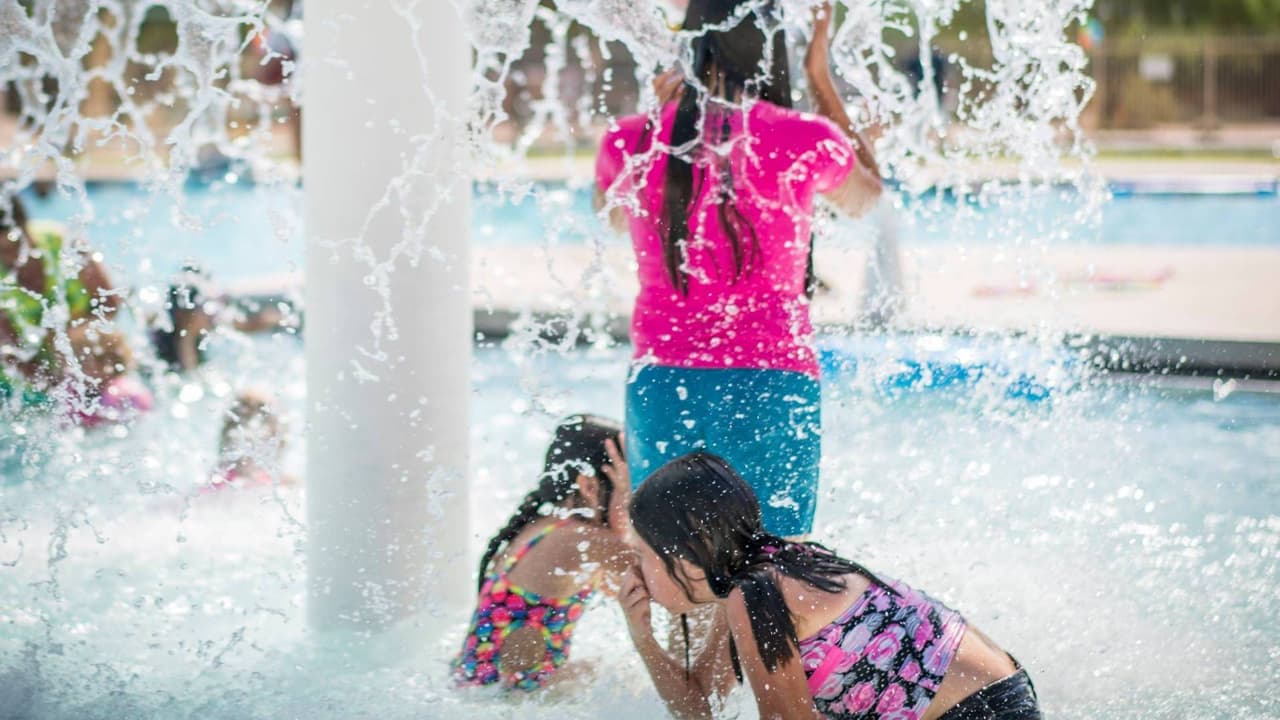 <b>Maryvale Pool</b>
<br>Abierto de lunes a jueves, sábados y domingos de 12 p.m. a 6 p.m. Viernes cerrado. 
<a href="https://goo.gl/maps/YishbokjyNo" target="_blank">4444 N. 51st Avenue.</a> Teléfono: 602-262-6685. Niños gratis. Adultos $3.