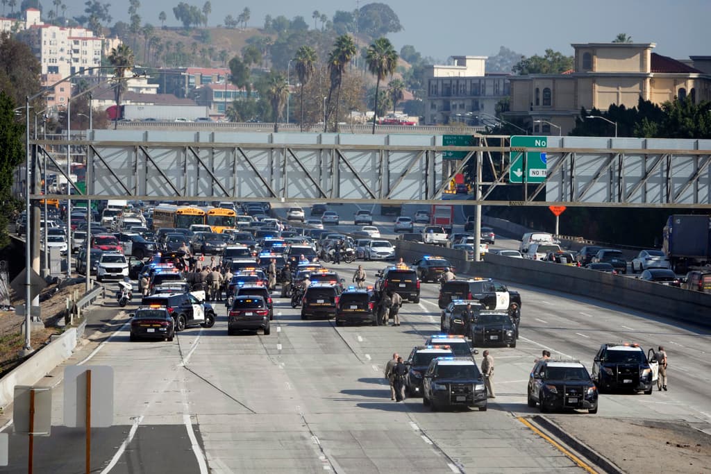 Oficiales de la Patrulla de Caminos de California advirtieron a los manifestantes que su demostración era ilegal y a las 10:00 a.m. comenzaron los arrestos. En total, 75 personas.