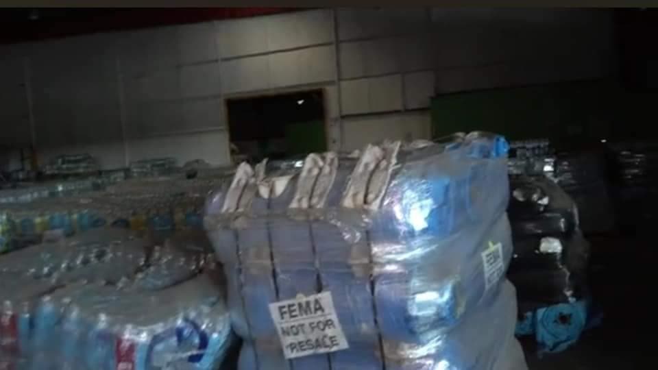 Tras la divulgación del video decenas de ciudadanos llegaron hasta los almacenes ubicados en La Guancha para cargar con sus susministros.