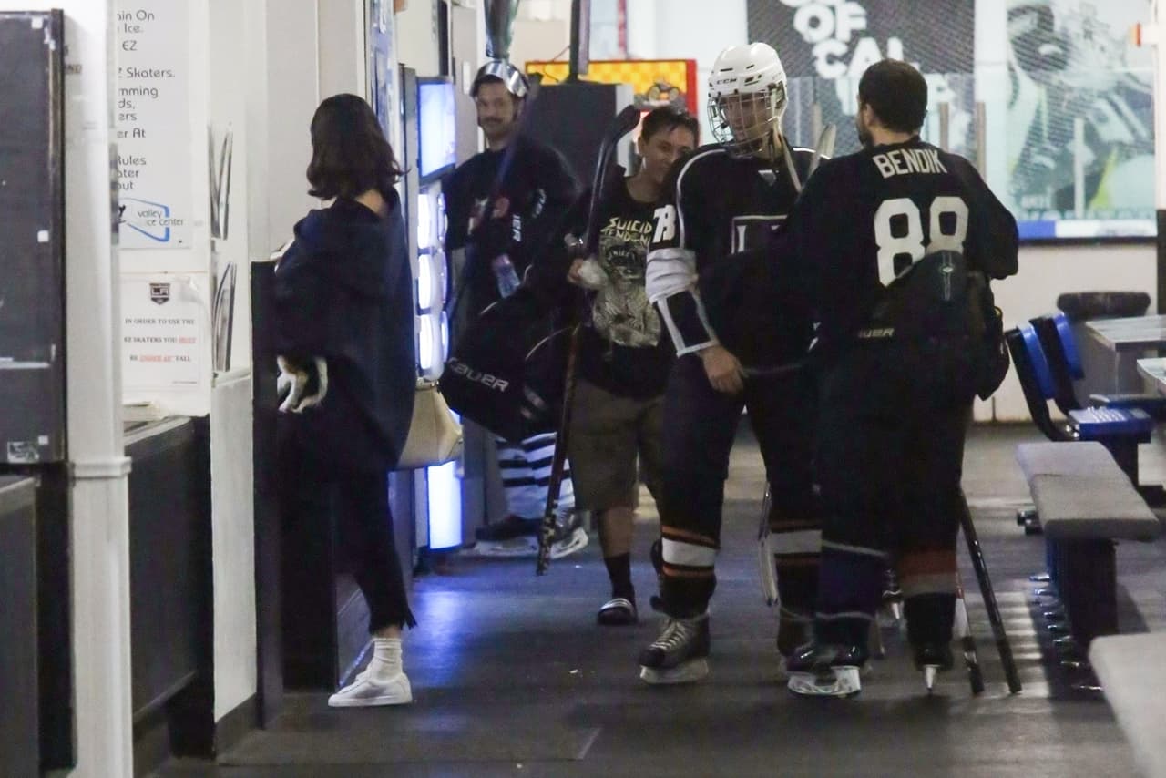 Luego de que se las ha visto muy juntos durante las últimas semanas, Sel y Justin volvieron a llamar la atención de las cámaras luego de que los captaran juntos en un partido de hockey del canadiense.