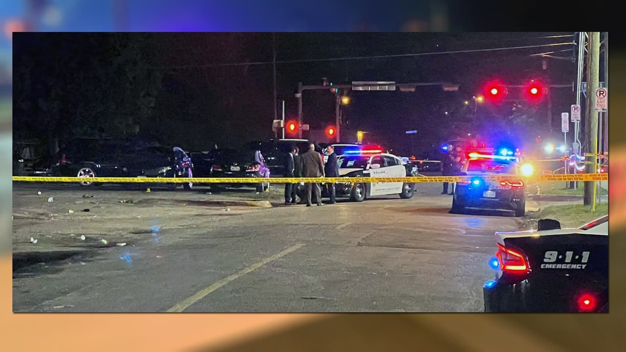 Cuando los agentes se acercaron a uno de los sospechosos, 
<b>el hombre sacó un arma de sus pantalones.</b>
