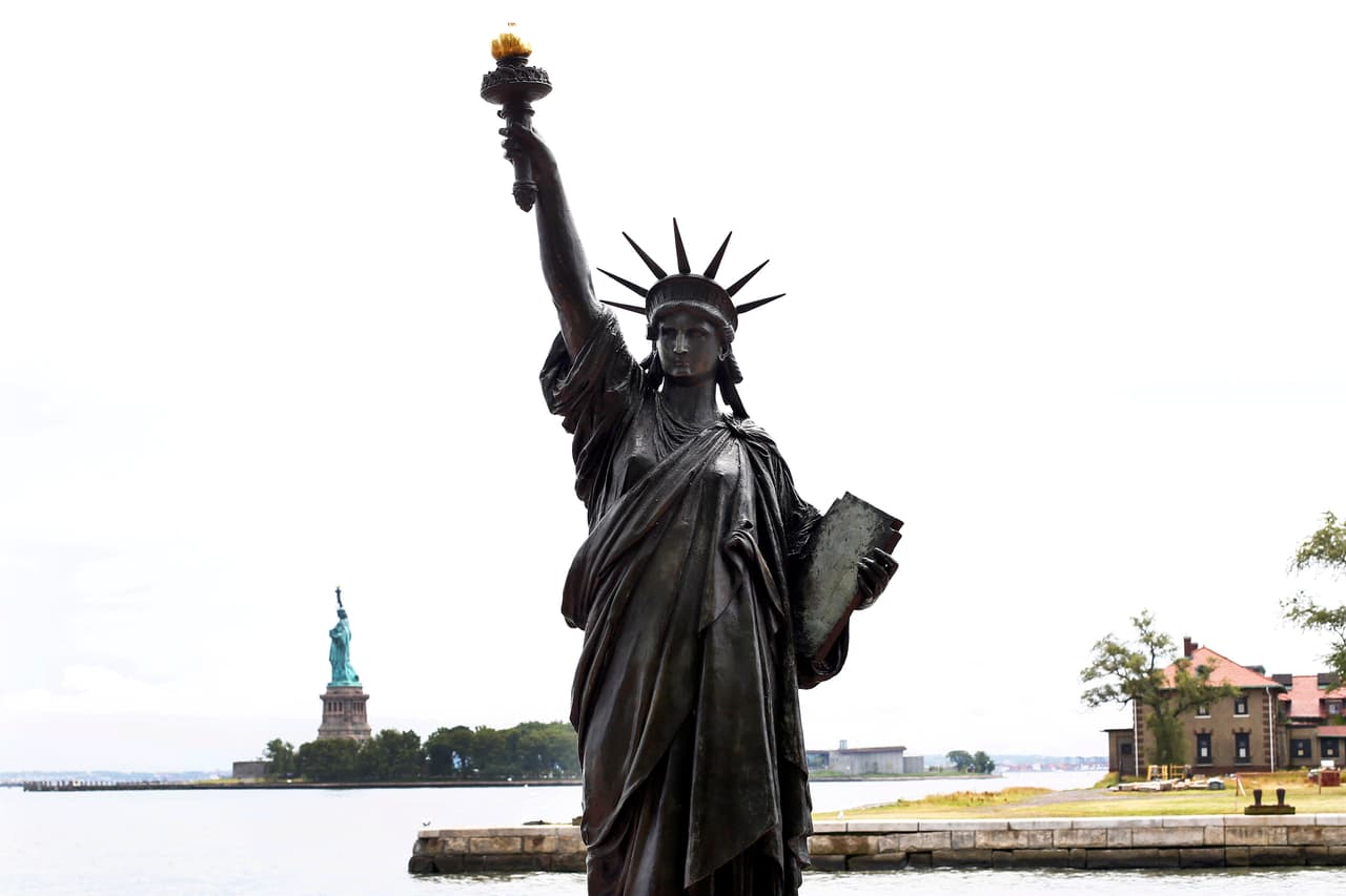 <b><a href="https://www.univision.com/local/nueva-york-wxtv/hermana-pequena-estatua-de-la-libertad-nueva-york-fotos">Así es la "hermana pequeña" de la Estatua de la Libertad que está de visita en Nueva York </a></b>
<br>