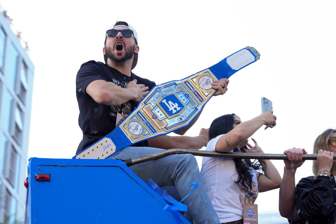 El cinturón del campeonato fue levantado en brazos por los campeones mientras que lo mostraron a los fanáticos que enardecidamente celebraron la victoria.