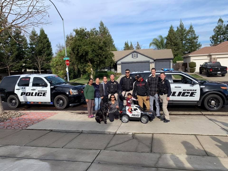 <a href="https://www.univision.com/local/sacramento-kuvs/policias-de-newman-le-regalan-una-patrulla-de-juguete-al-hijo-del-oficial-caido-ronil-singh">Este regalo se lo entregaron a la familia</a> en la primera Navidad que celebran sin la presencia de su ser querido, el oficial Ronil Singh, quien 
<a href="https://www.univision.com/local/san-francisco-kdtv/caceria-humana-para-dar-con-hispano-que-mato-a-policia-en-el-norte-de-california">murió en el cumplimiento del deber el 26 de diciembre de 2018</a>.