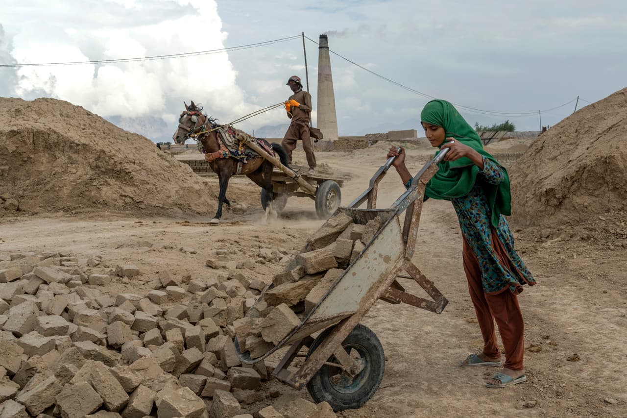 Un hombre que trabaja en la fábrica, Rahim, tiene tres hijos que trabajan con él en un horno, cuyas edades 
<b>oscilan entre los 5 y los 12 años. </b>
<br>
<br>Dice que se había resistido durante mucho tiempo a ponerlos a trabajar pero dijo que no tenía otra opción. “No hay otra manera… ¿
<b>Cómo pueden estudiar si no tenemos pan para comer? La supervivencia es más importante”</b>, dijo.