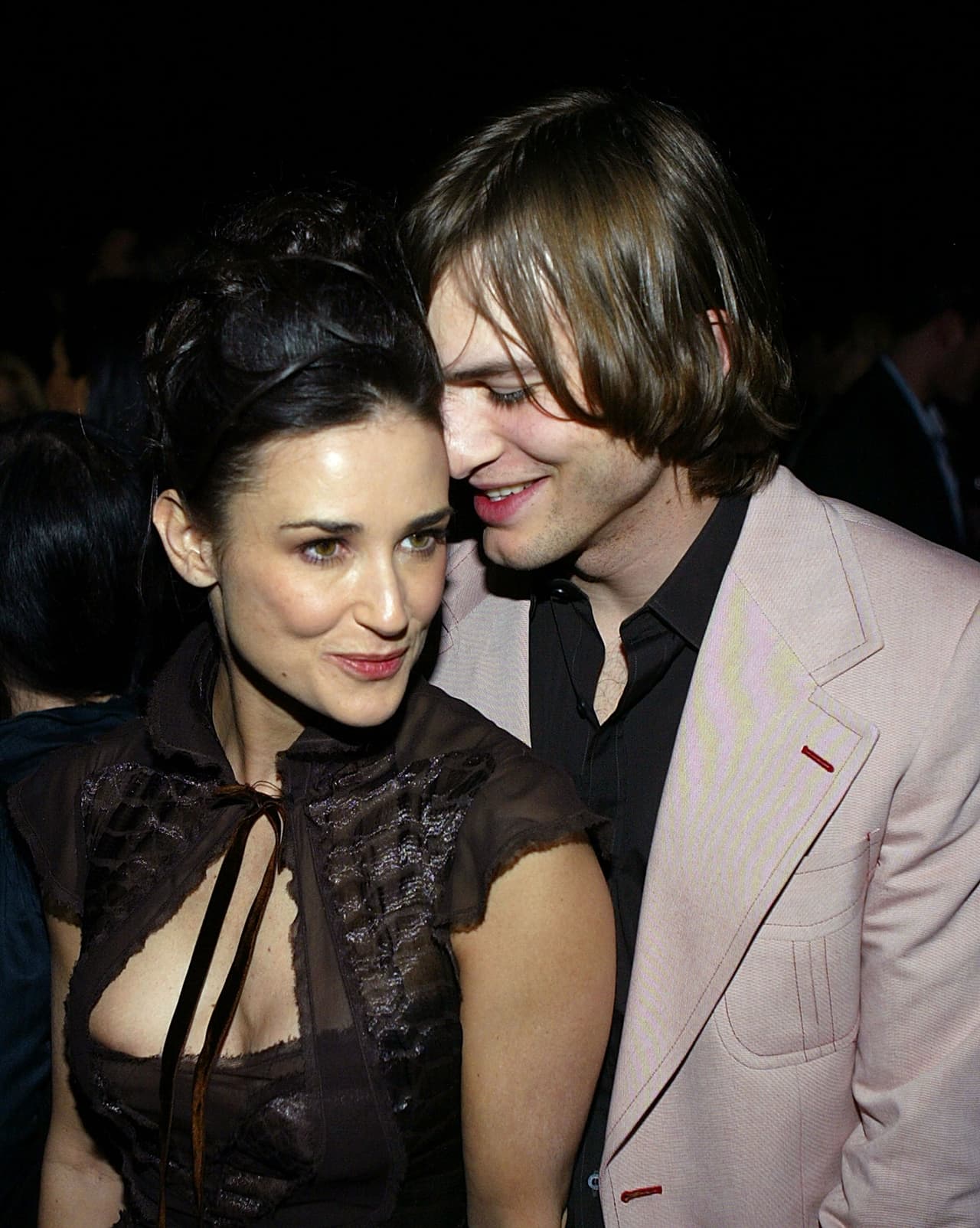Una de las parejas de Hollywood más recordadas por la disparidad de edades fue la de 
<b><a href="https://www.univision.com/famosos/sufrio-un-aborto-y-la-traicion-de-ashton-kutcher-demi-moore-lo-confiesa-todo-en-un-libro-fotos" target="_blank">Demi Moore y Ashton Kutcher. </a></b>
<br>